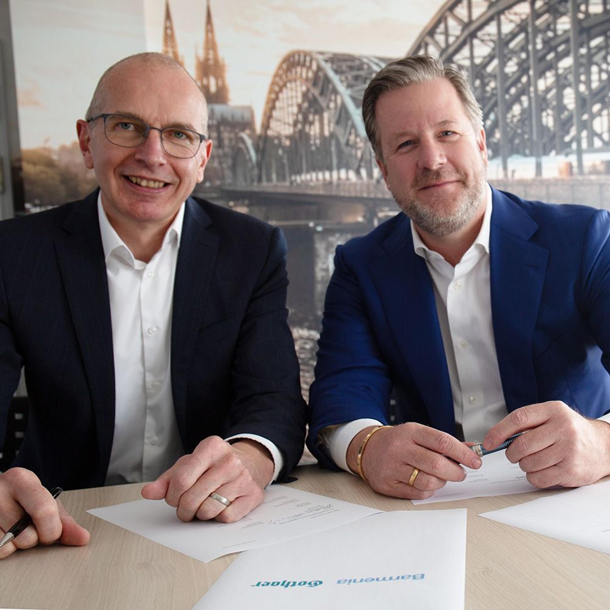 Barmenia-CEO Andreas Eurich und Gothaer-Chef Oliver Schoeller sitzen nebeneinander.