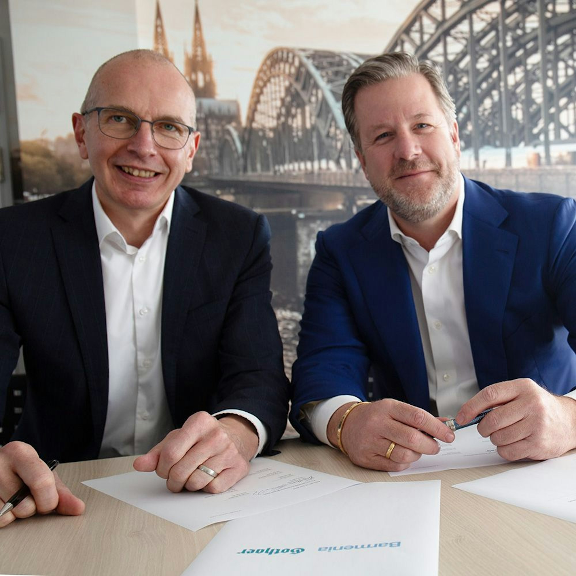 Barmenia-CEO Andreas Eurich und Gothaer-Chef Oliver Schoeller sitzen nebeneinander.