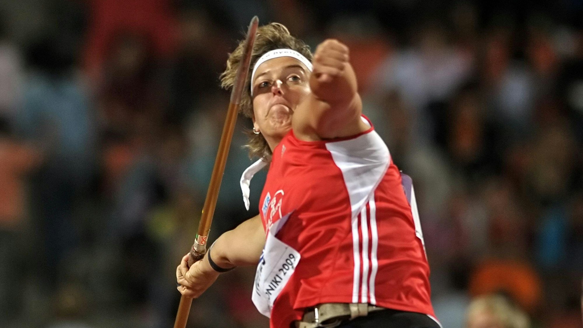 Bei einem Turnier im Jahr 2009 wirft Steffi Nerius den Speer.