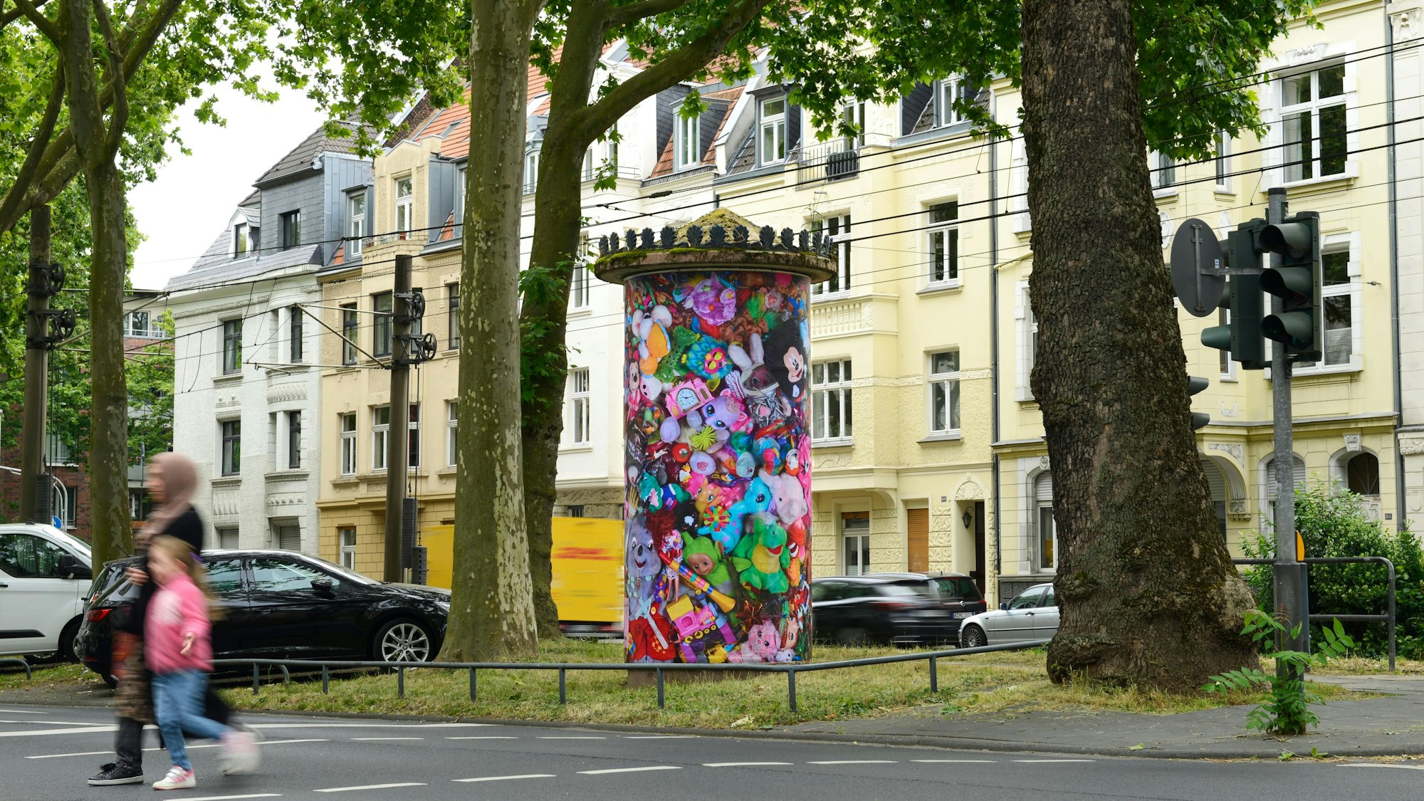 Die Kunstlitfaßsäule von Künstlerin und Künstler der Künstler Lisa Mayer und Emil Adam.
