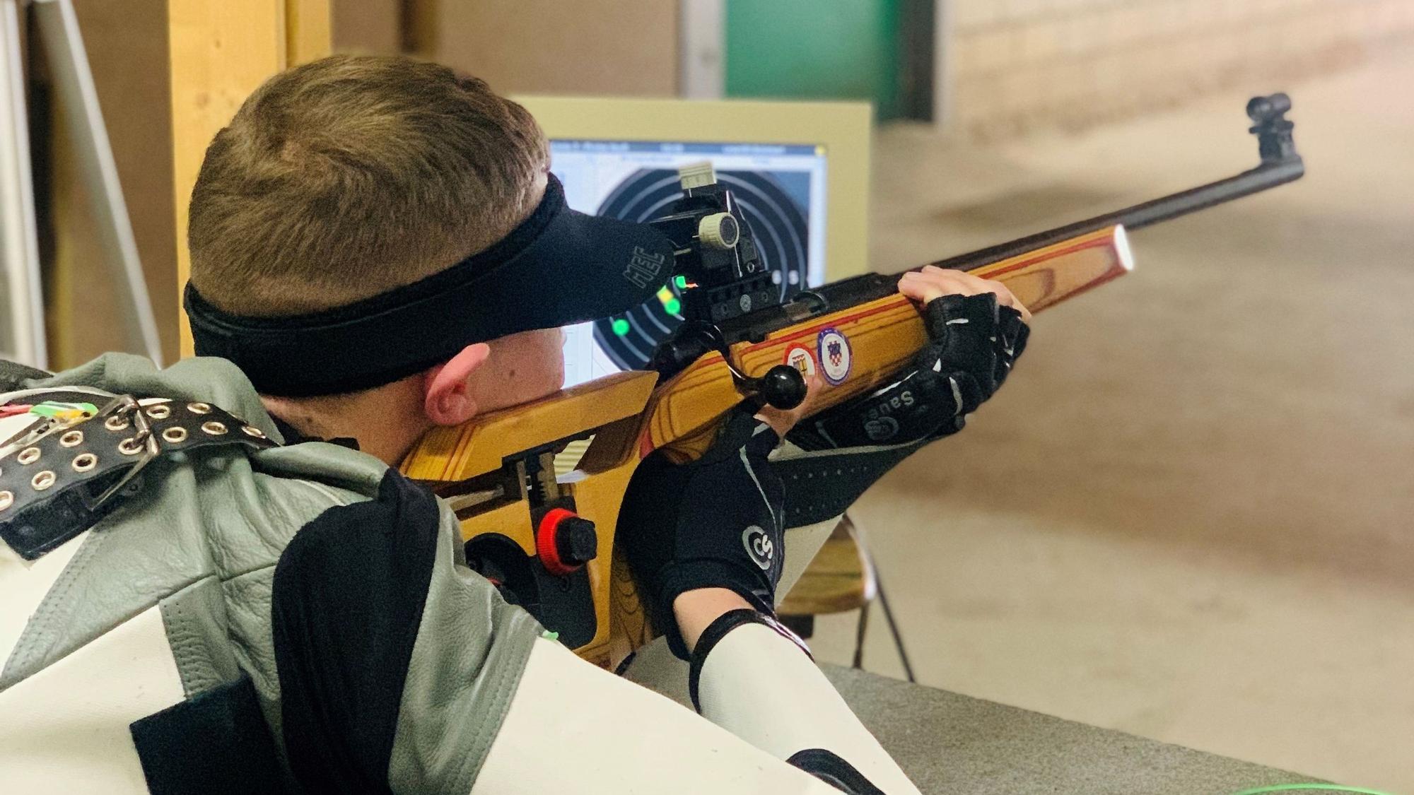 Ein Schütze mit einem Gewehr.