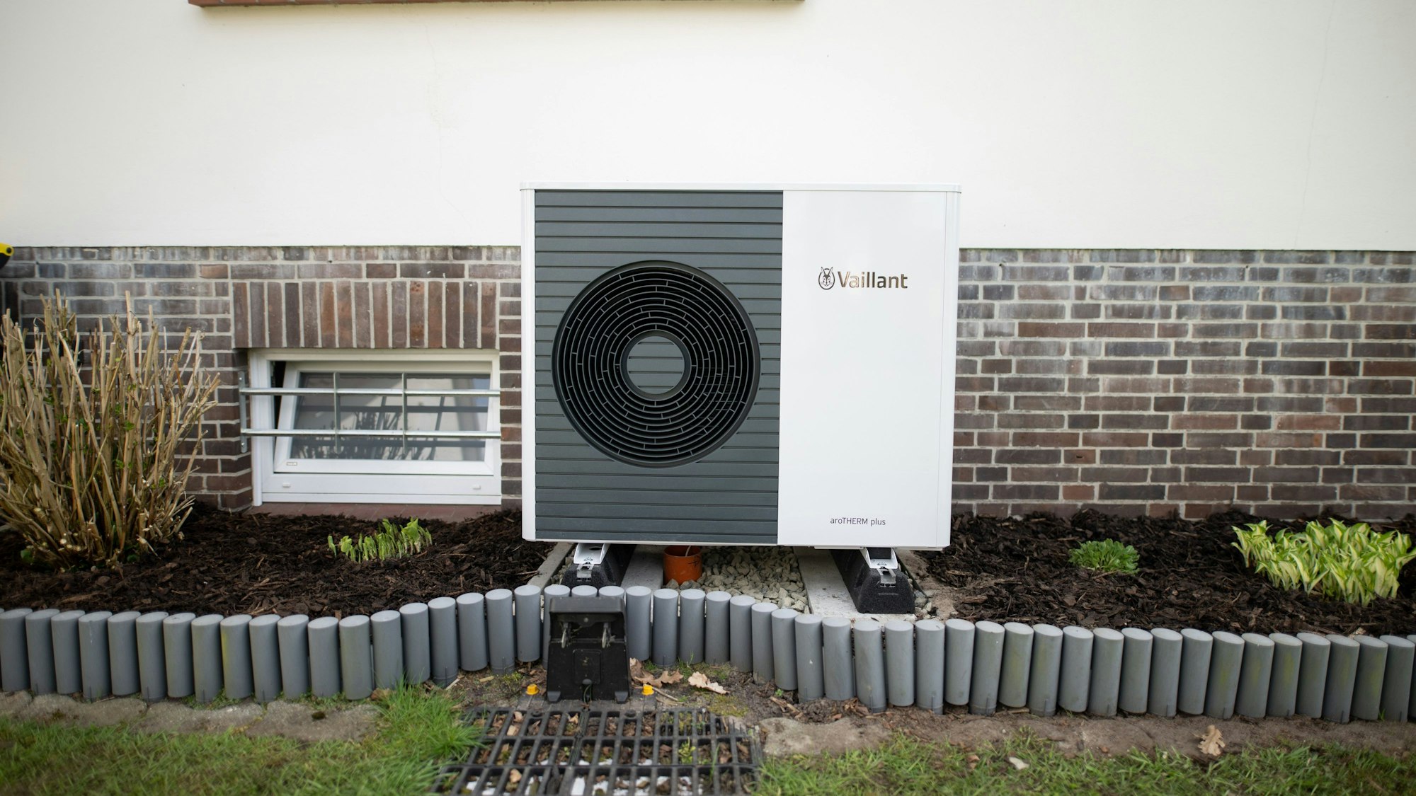 Luft-Wasser-Wärmepumpen nutzen die Wärme der Umgebungsluft um Häuser effizient zu heizen. Stiftung Warentest hat fünf Monoblock-Modelle bewertet.