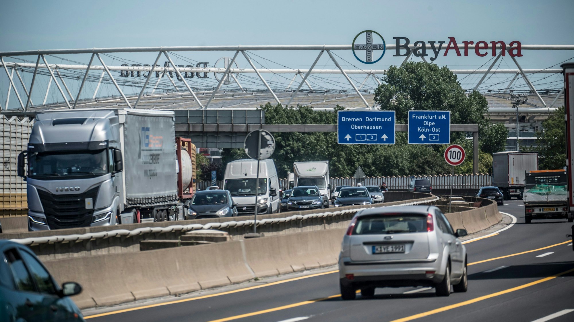 Blick entlang der Stelze mit dem Stadion, das sehr nah an der Autobahn steht.