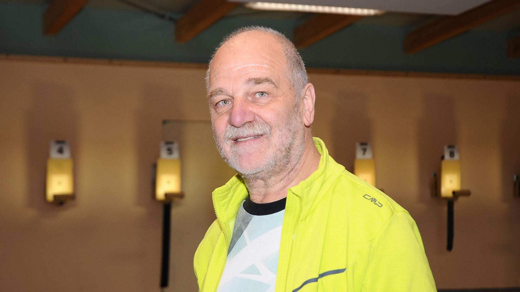 Ein Mann auf einer Schießsportanlage.