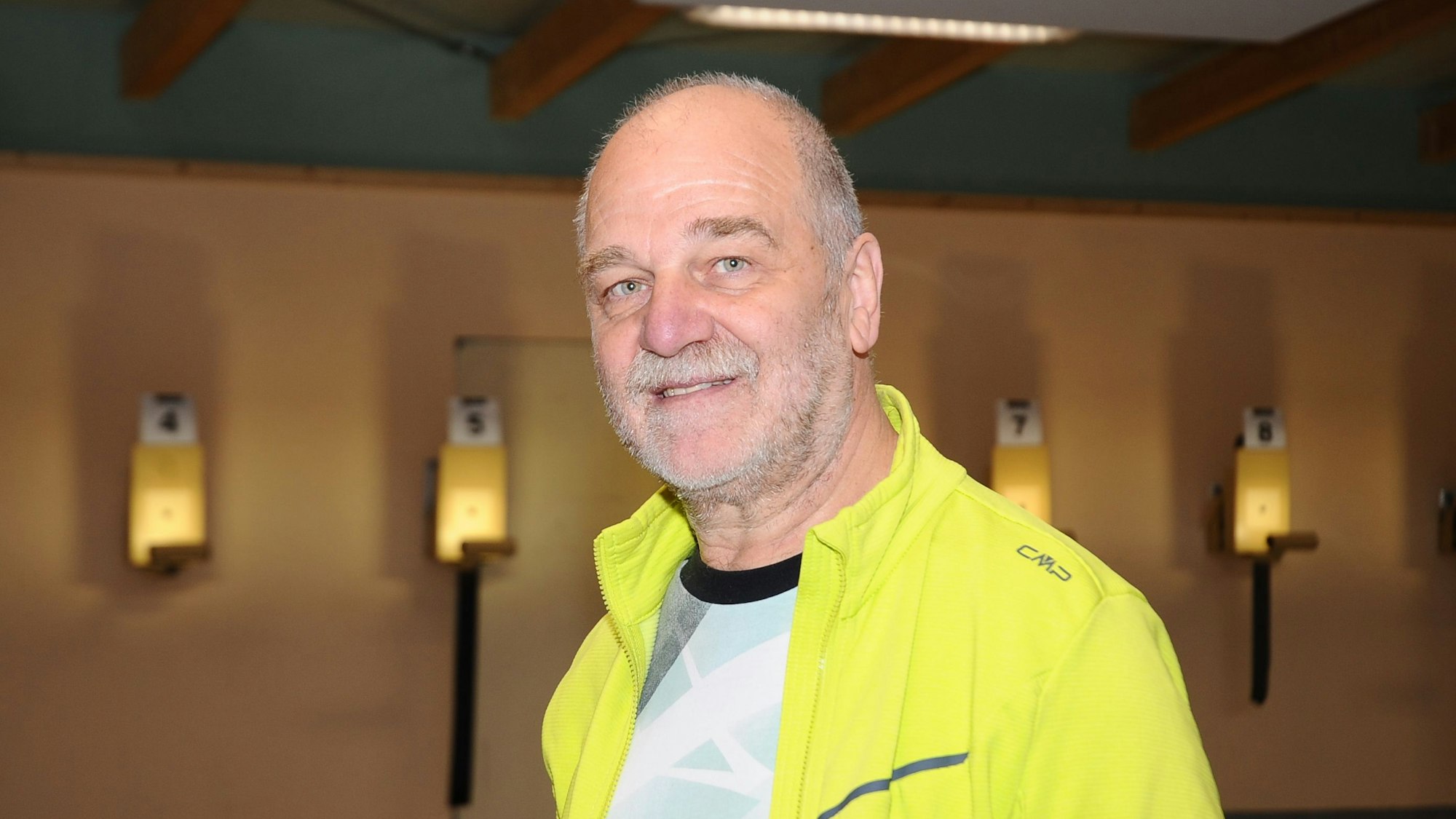 Ein Mann auf einer Schießsportanlage.