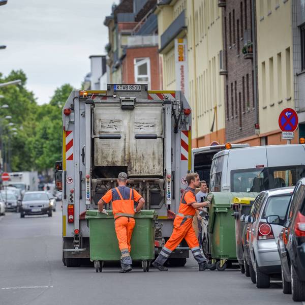 Müllwerker der Kölner Abfallwirtschaftsbetriebe (AWB) bei der Abholung von Müllcontainern.