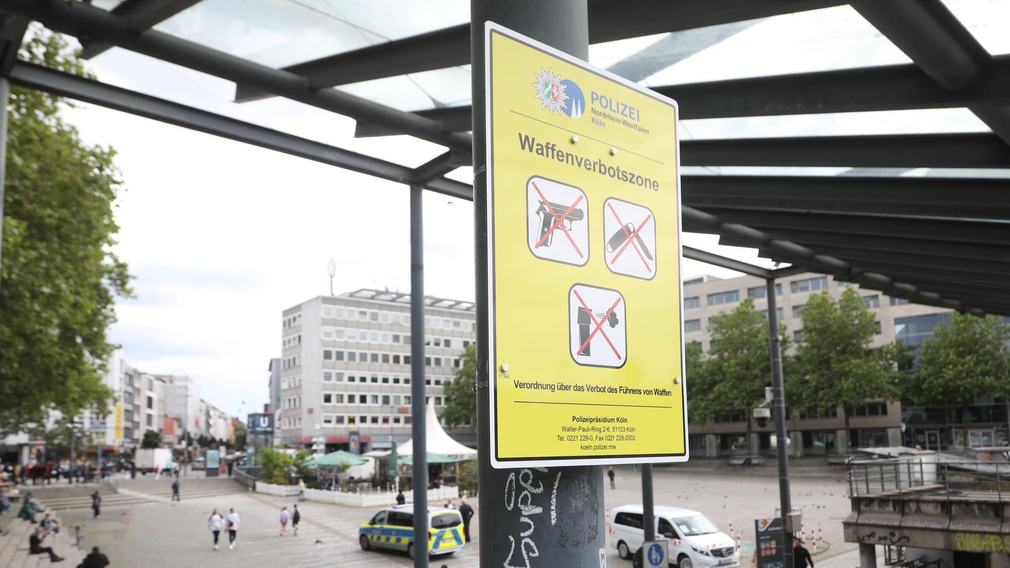 Ein gelbes Schild mit dem Hinweis auf die Waffenverbotszone am Wiener Platz.