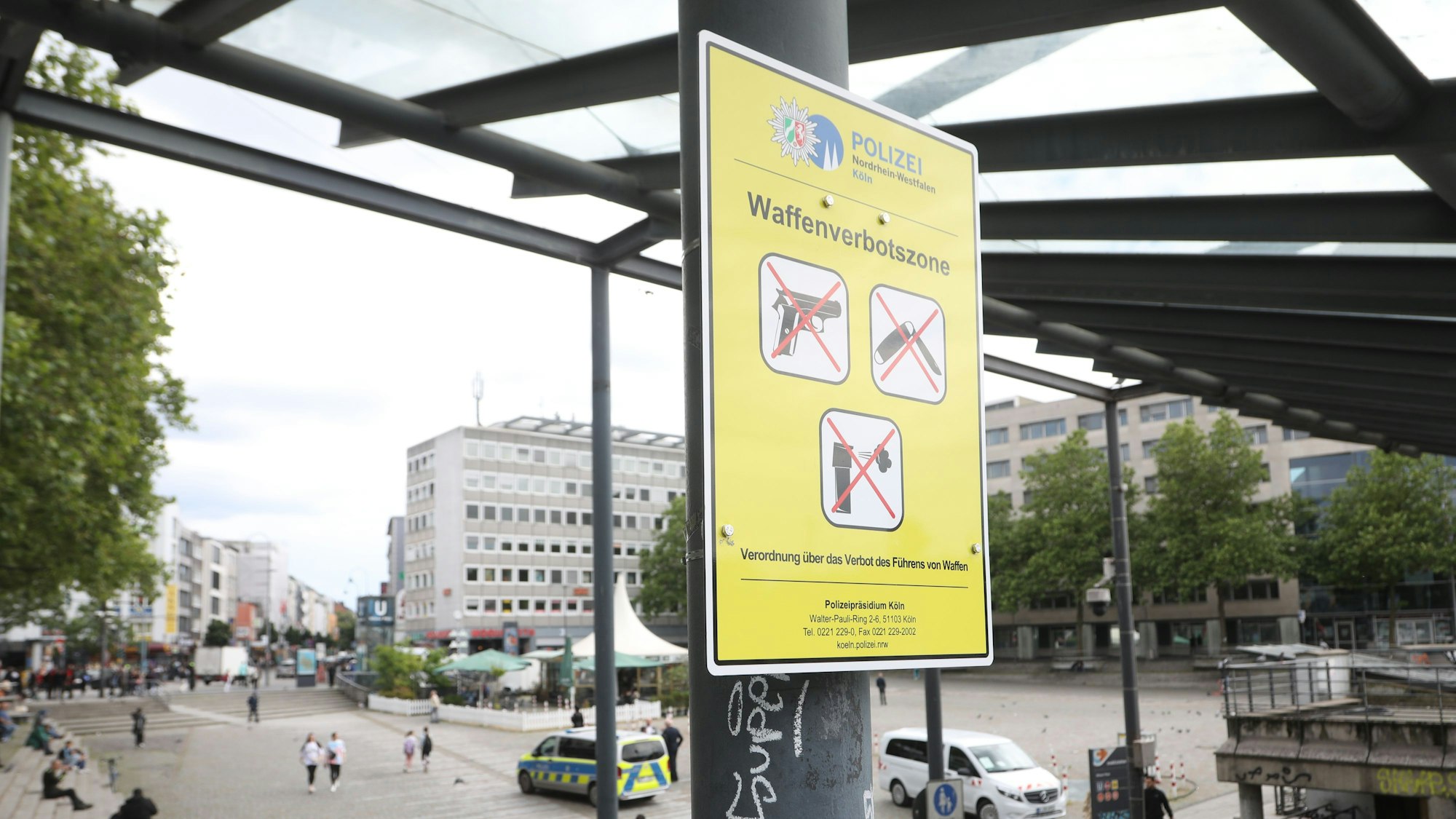Ein gelbes Schild mit dem Hinweis auf die Waffenverbotszone am Wiener Platz.