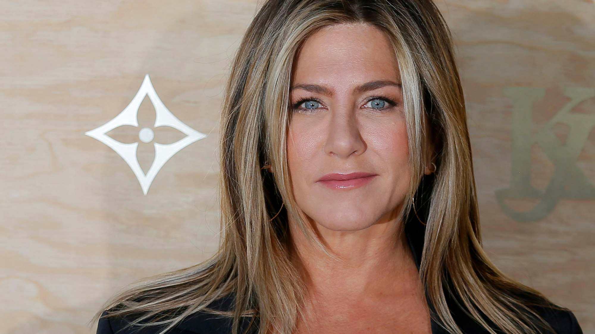 Jennifer Aniston blickt in die Kamera.