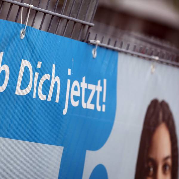 «Bewirb dich jetzt» ist auf einem Transparent am Zaun einer Firma zu lesen, die für Auszubildende im Handwerk wirbt.