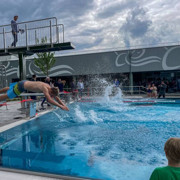 Das Freibad, hier bei der Wiedereröffnung, ist als kühler Ort auf der Karte eingetragen.