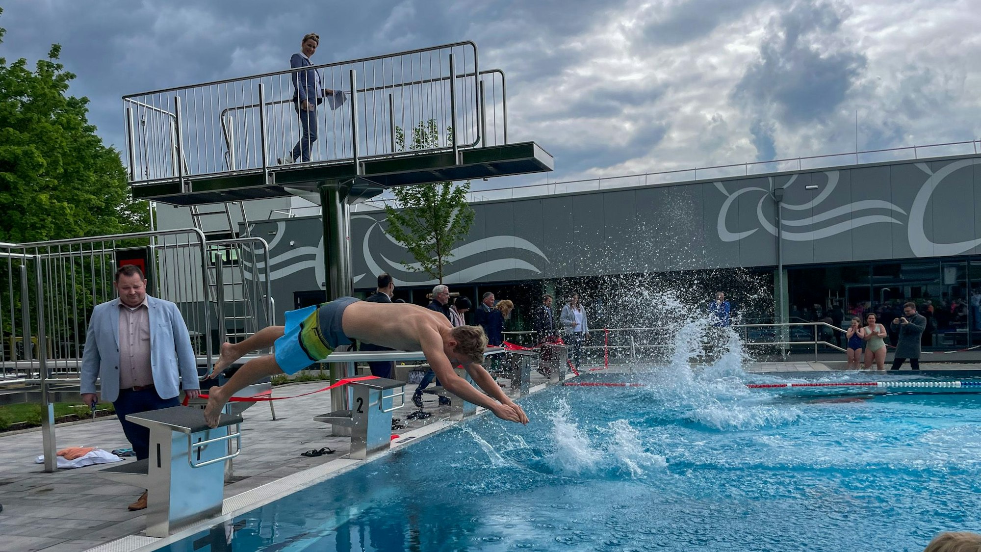 Das Freibad, hier bei der Wiedereröffnung, ist als kühler Ort auf der Karte eingetragen.