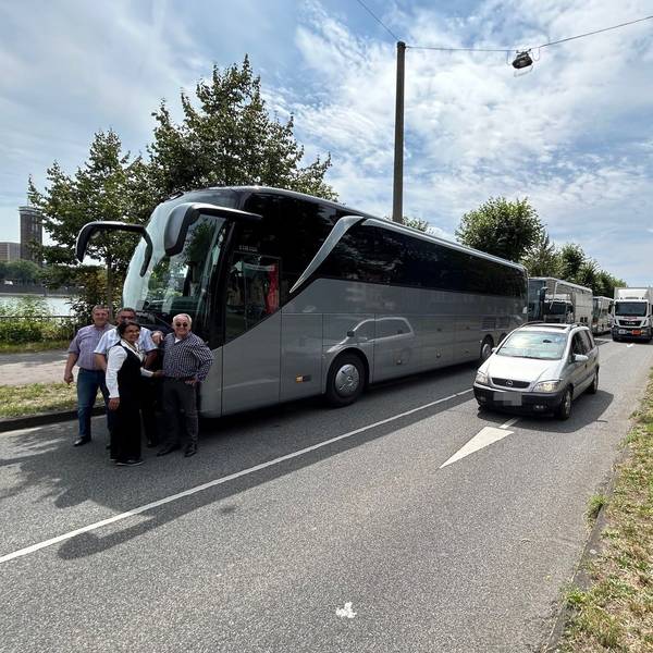 Busse eines Kölner Reisedienstes parken i im Juli 2024 gezwungenermaßen auf der Rheinuferstraße in Höhe der baufälligen Bastei, weil die Abfahrt seit April 2022 gesperrt ist.