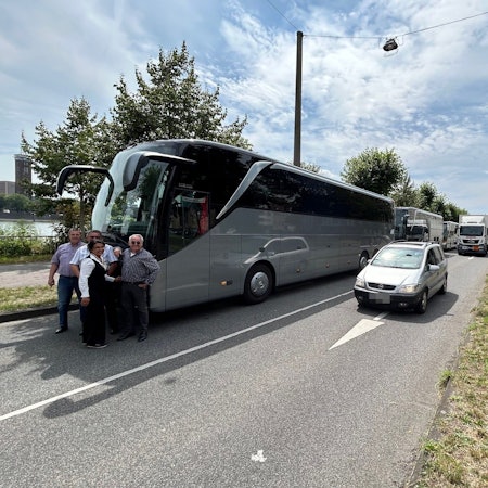 Busse des Kölner Reisedienstes Sinning parken gezwungenermaßen auf der Rheinuferstraße in Höhe der baufälligen Bastei, weil die Abfahrt zum Rhein seit April 2022 gesperrt ist.