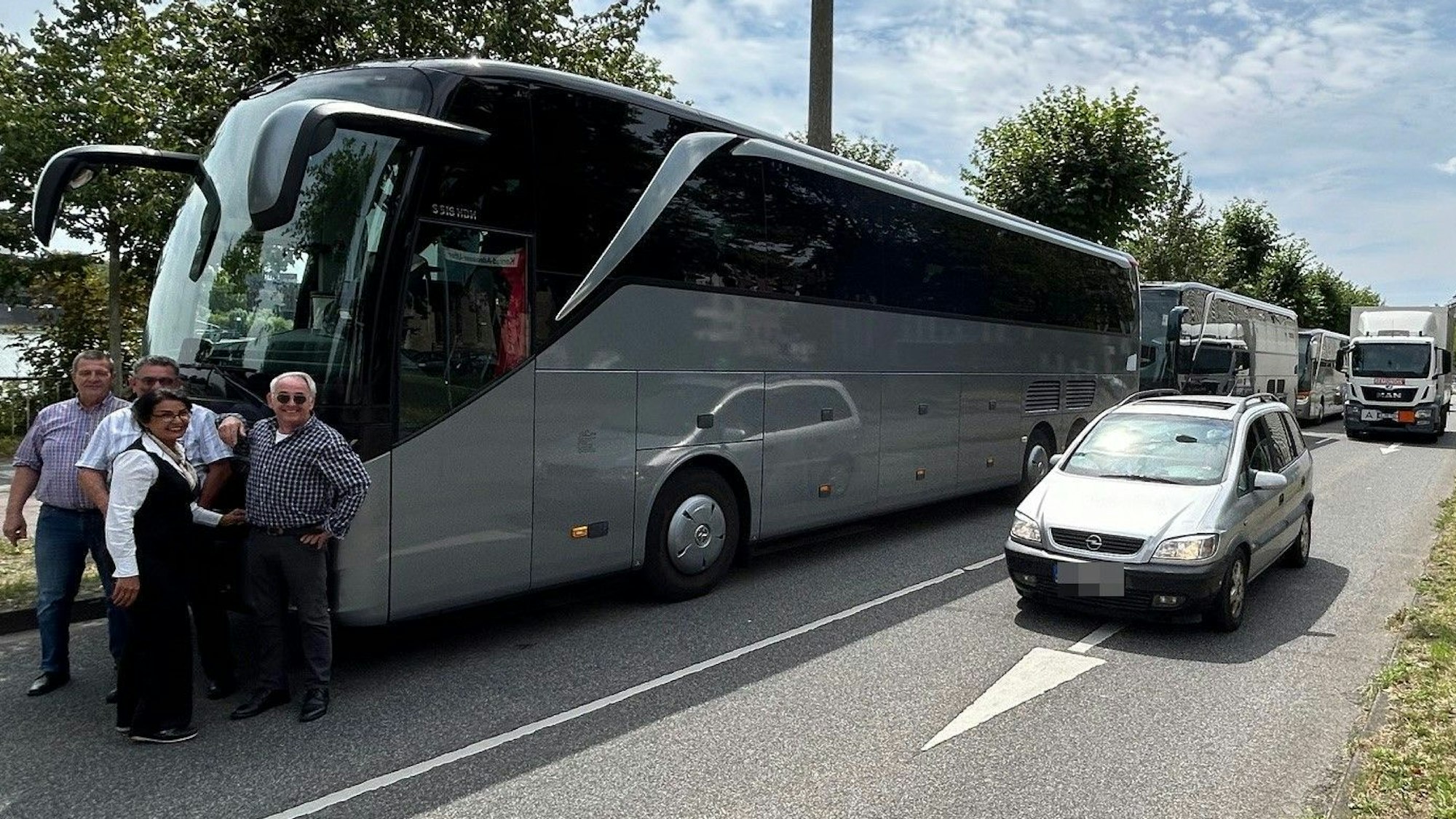 Busse eines Kölner Reisedienstes parken i im Juli 2024 gezwungenermaßen auf der Rheinuferstraße in Höhe der baufälligen Bastei, weil die Abfahrt seit April 2022 gesperrt ist.