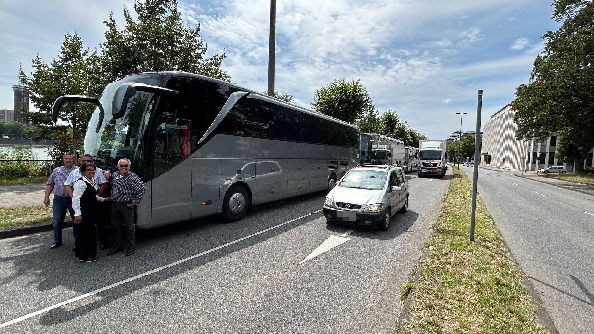 Busse des Kölner Reisedienstes Sinning parken gezwungenermaßen auf der Rheinuferstraße in Höhe der baufälligen Bastei, weil die Abfahrt zum Rhein seit April 2022 gesperrt ist.