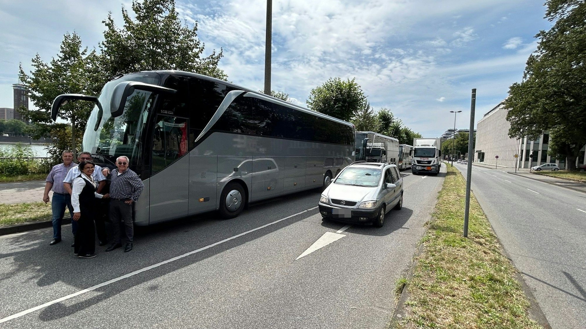 Busse des Kölner Reisedienstes Sinning parken gezwungenermaßen auf der Rheinuferstraße in Höhe der baufälligen Bastei, weil die Abfahrt zum Rhein seit April 2022 gesperrt ist.