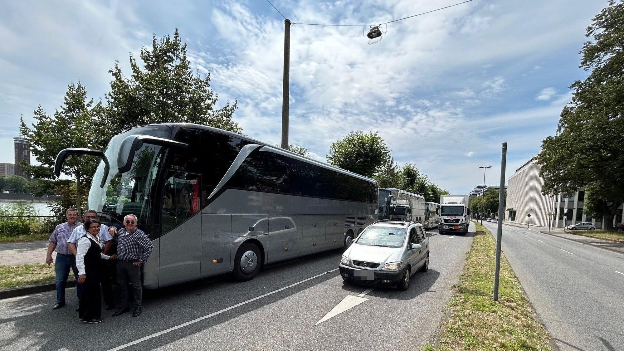 Busse eines Kölner Reisedienstes parken i im Juli 2024 gezwungenermaßen auf der Rheinuferstraße in Höhe der baufälligen Bastei, weil die Abfahrt seit April 2022 gesperrt ist.
