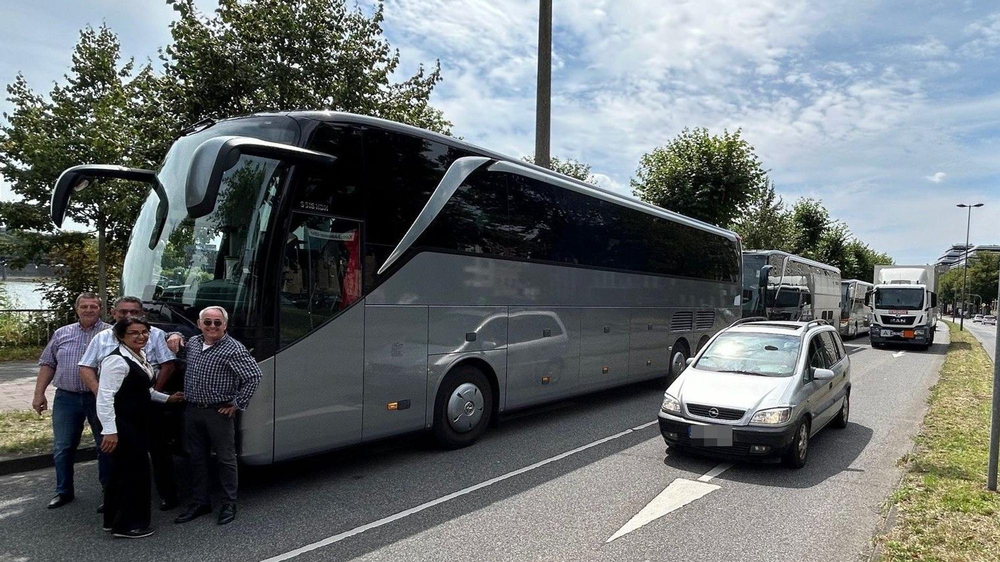 Busse eines Kölner Reisedienstes parken i im Juli 2024 gezwungenermaßen auf der Rheinuferstraße in Höhe der baufälligen Bastei, weil die Abfahrt seit April 2022 gesperrt ist.