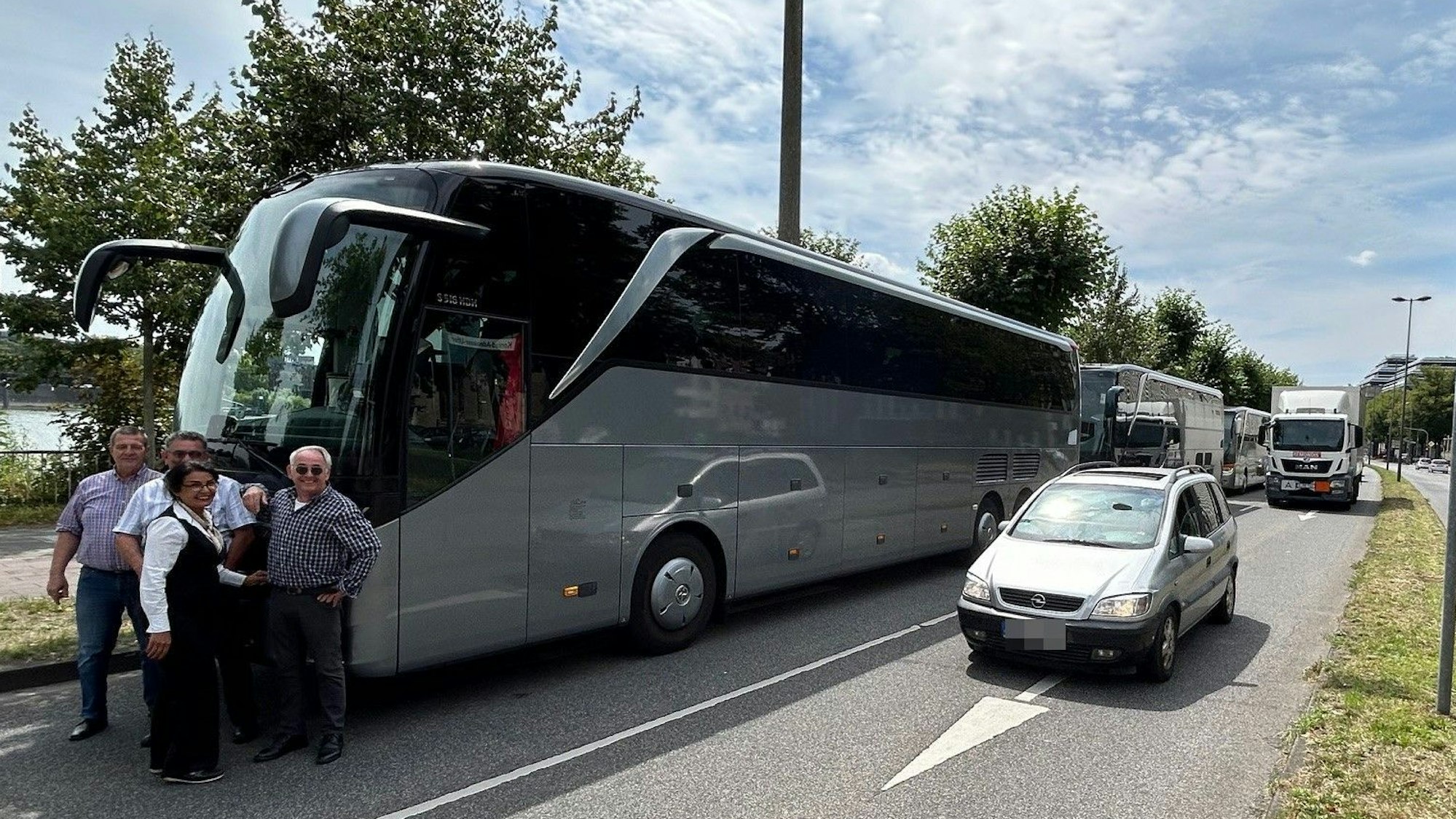 Busse eines Kölner Reisedienstes parken i im Juli 2024 gezwungenermaßen auf der Rheinuferstraße in Höhe der baufälligen Bastei, weil die Abfahrt seit April 2022 gesperrt ist.