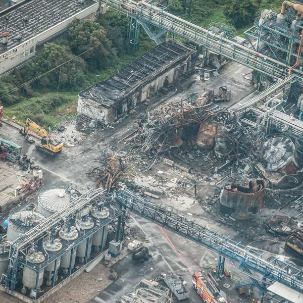 Luftbild des explodierten Tanklagers neben der Sondermüllverbrennungsanlage im Entsorgungszentrum Leverkusen