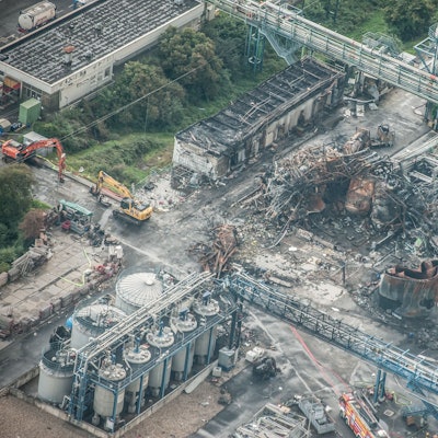Luftbild des explodierten Tanklagers neben der Sondermüllverbrennungsanlage im Entsorgungszentrum Leverkusen
