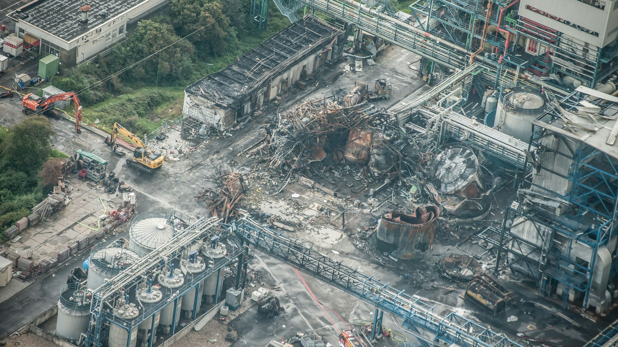 Luftbild des explodierten Tanklagers neben der Sondermüllverbrennungsanlage im Entsorgungszentrum Leverkusen