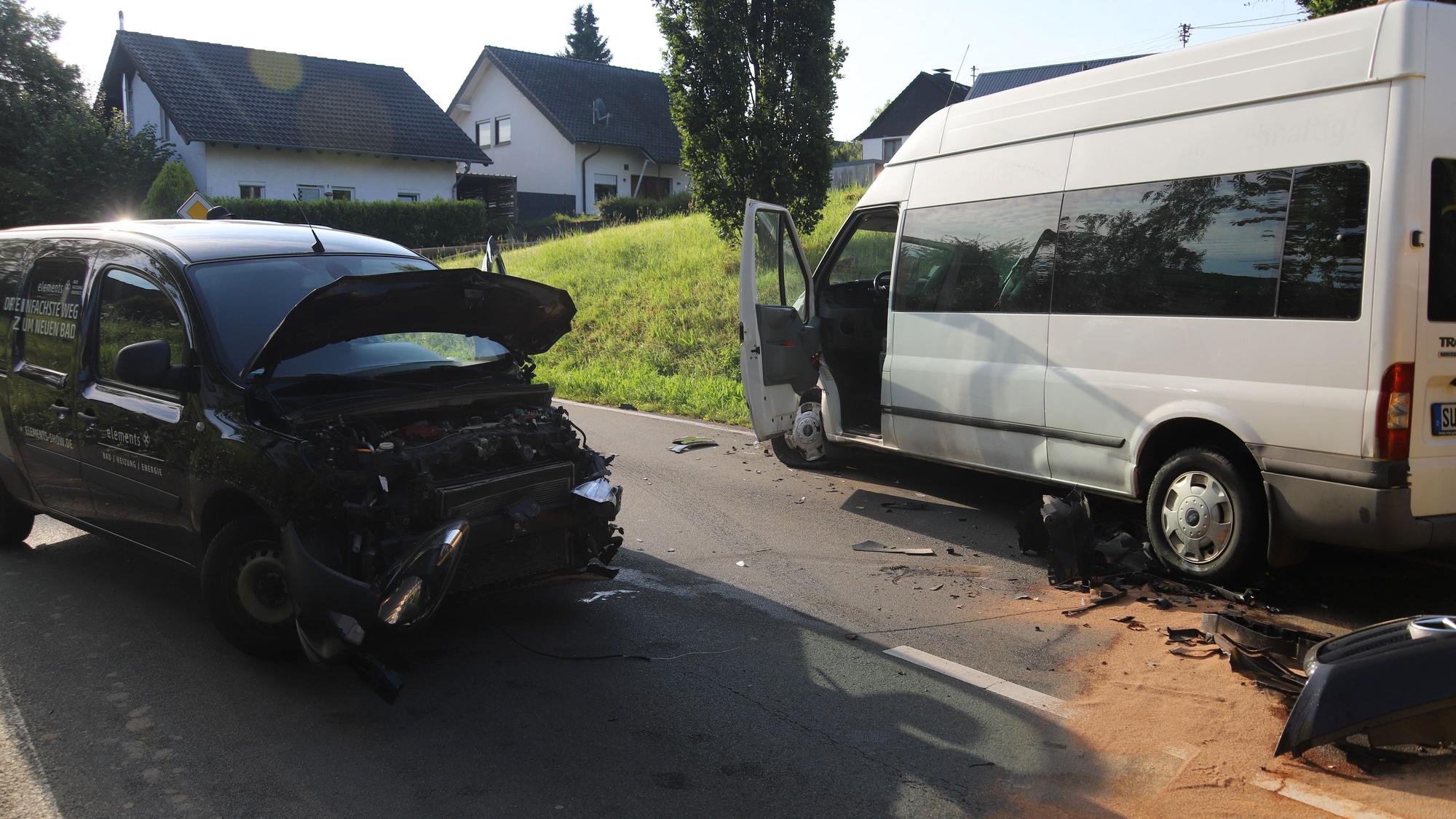 Auf der Siegtalstraße in Hennef-Greuelsiefen hat es einen Unfall mit fünf Autos gegeben.