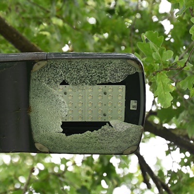 Eine kaputte Leuchte am Mastenweg.