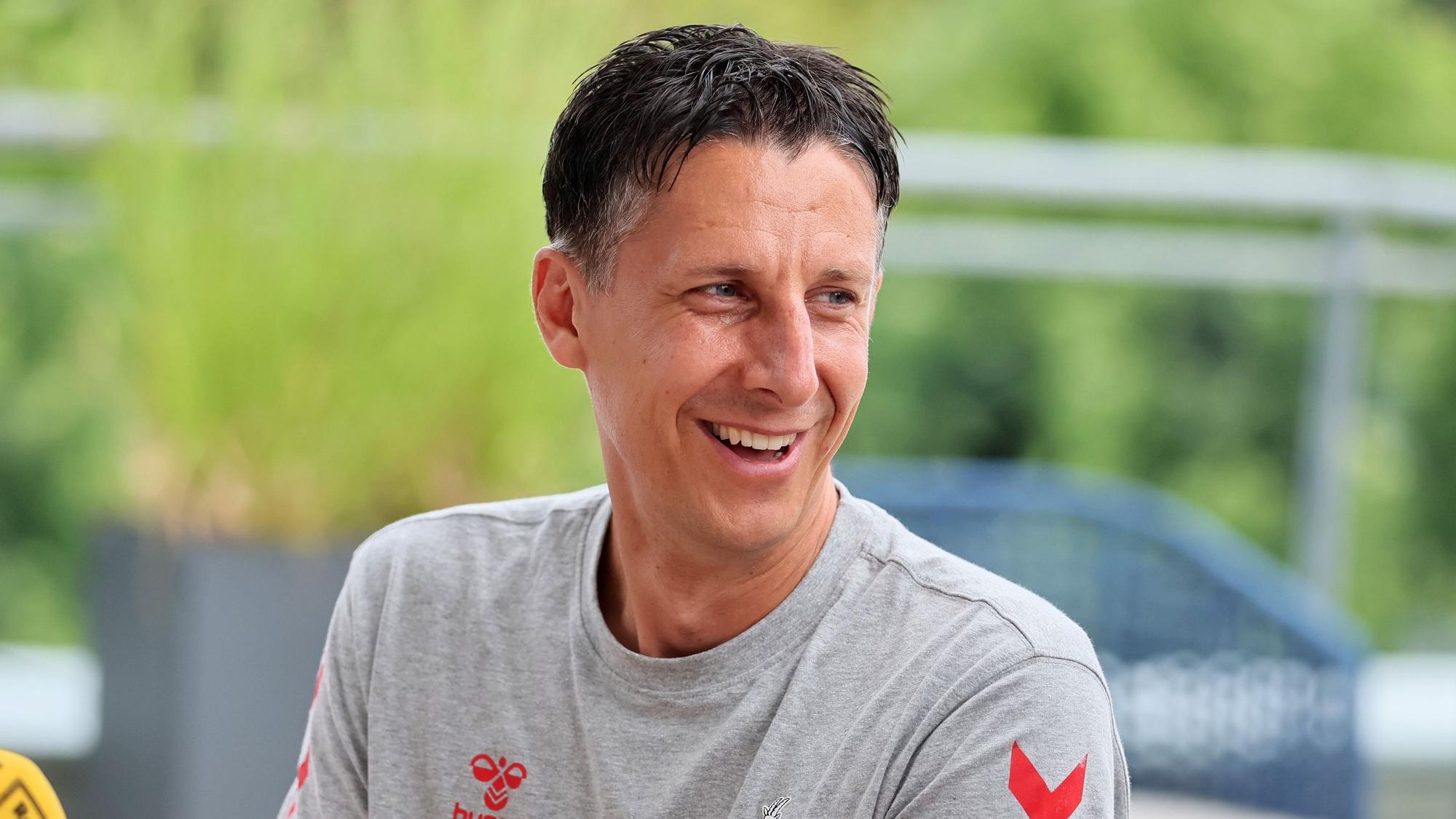 Christian Keller, Sport-Geschäftsführer des 1. FC Köln, spricht im österreichischen Bad Waltersdorf über die Zukunft des Vereins.