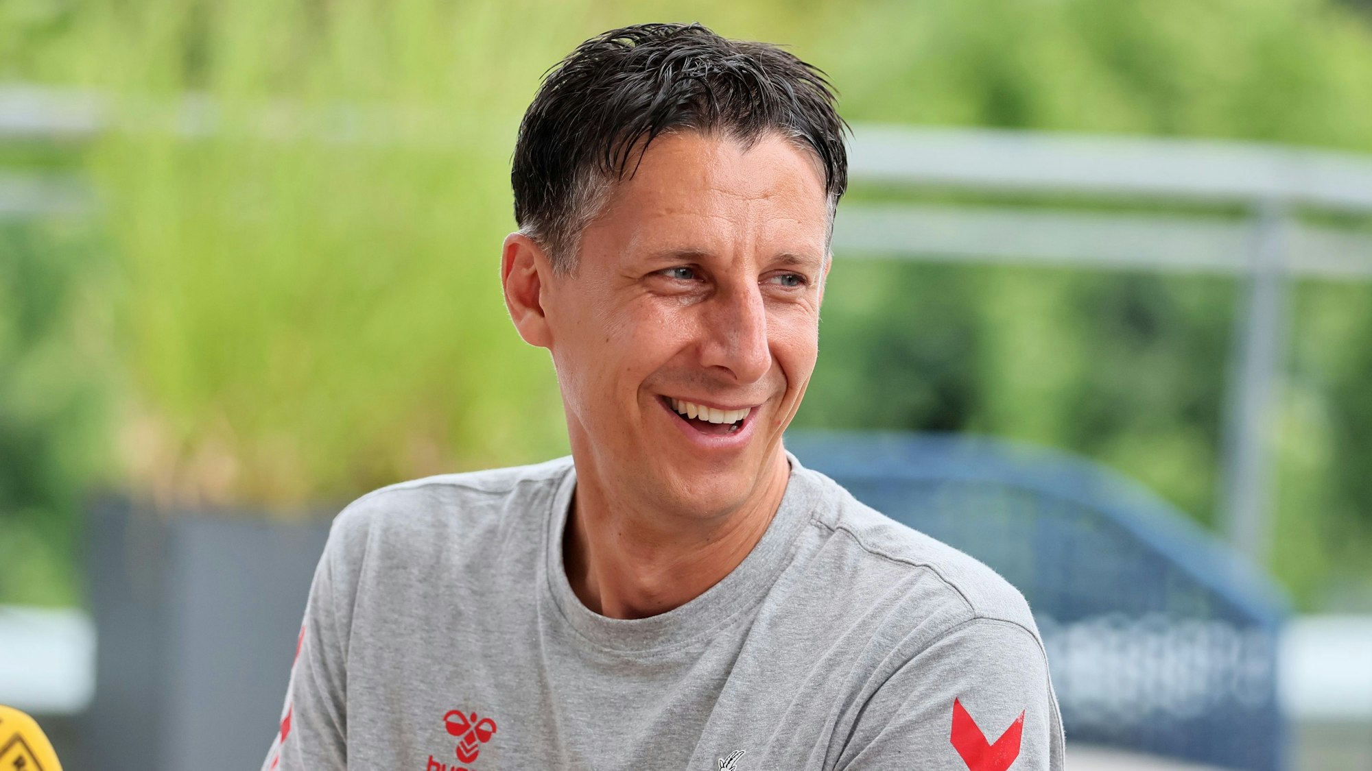Christian Keller, Sport-Geschäftsführer des 1. FC Köln, spricht im österreichischen Bad Waltersdorf über die Zukunft des Vereins.