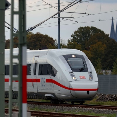 Ein ICE fährt vor dem Kölner Dom über eine Bahnstrecke in Köln.