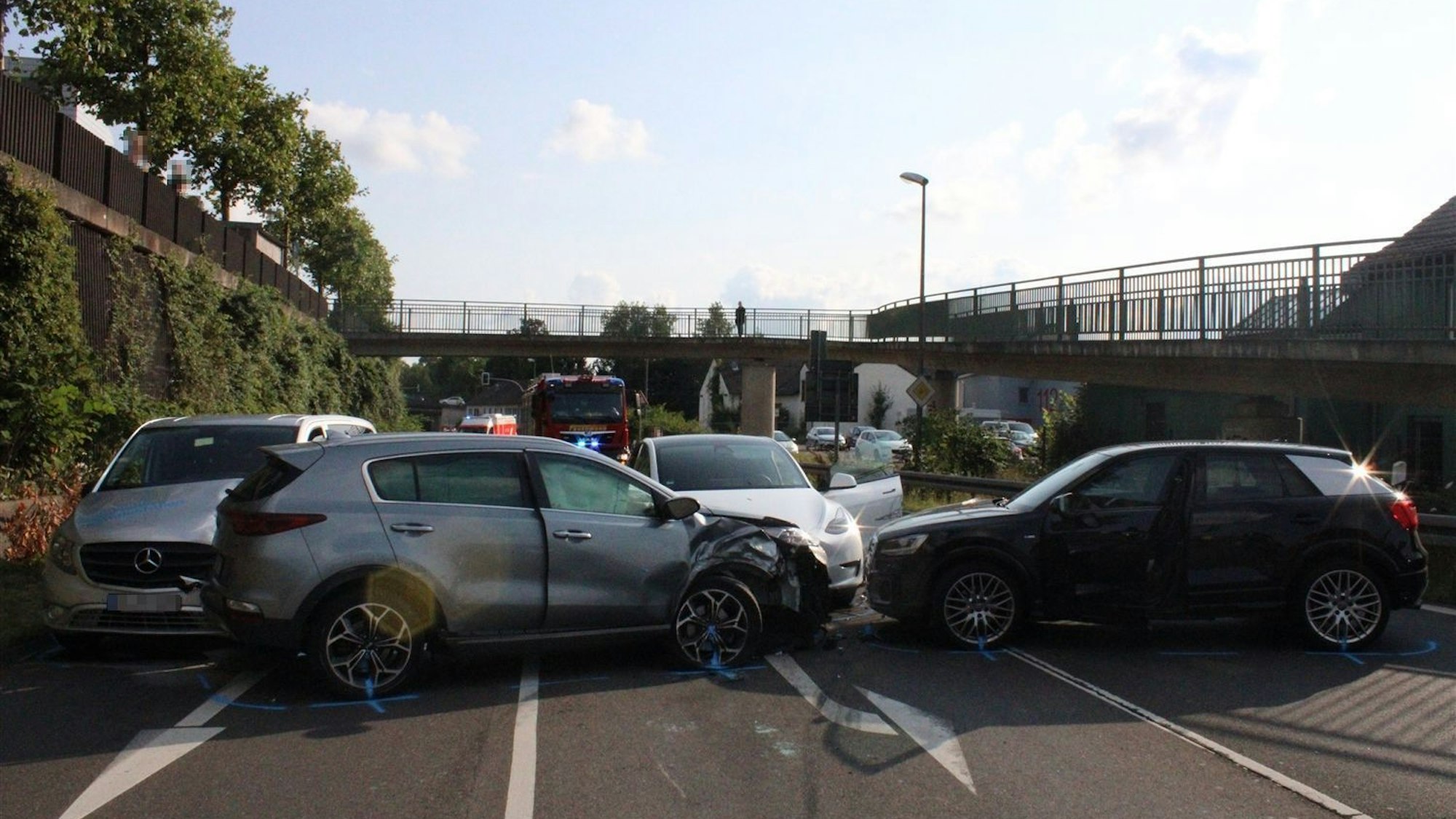 Mehrere, beschädigte und quer stehende Fahrzeuge auf der Straße.