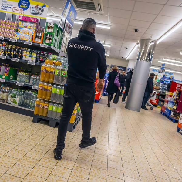 Security-Mitarbeiter im Supermarkt eines Discounters