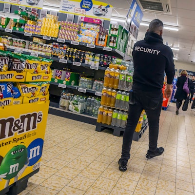 Security-Mitarbeiter im Supermarkt eines Discounters