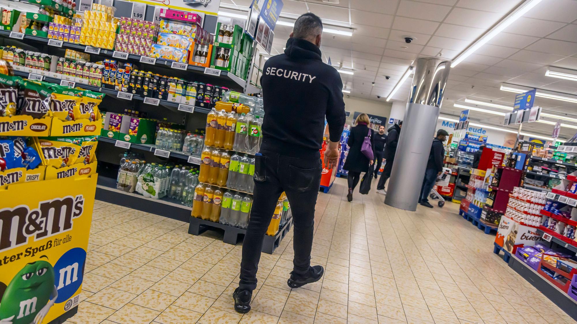 Das Foto zeigt einen Security-Mitarbeiter im Supermarkt eines Discounters. (Symbolbild)