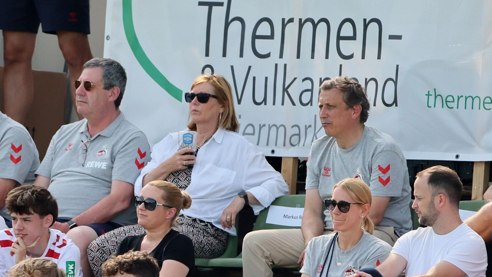 Lionel Souque (r.), Vorsitzender der Rewe-Group und des FC-Aufsichtsrats, und FC-Präsident Werner Wolf, verfolgen als Zuschauer das Testspiel in Bad Waltersdorf gegen Swansea City.