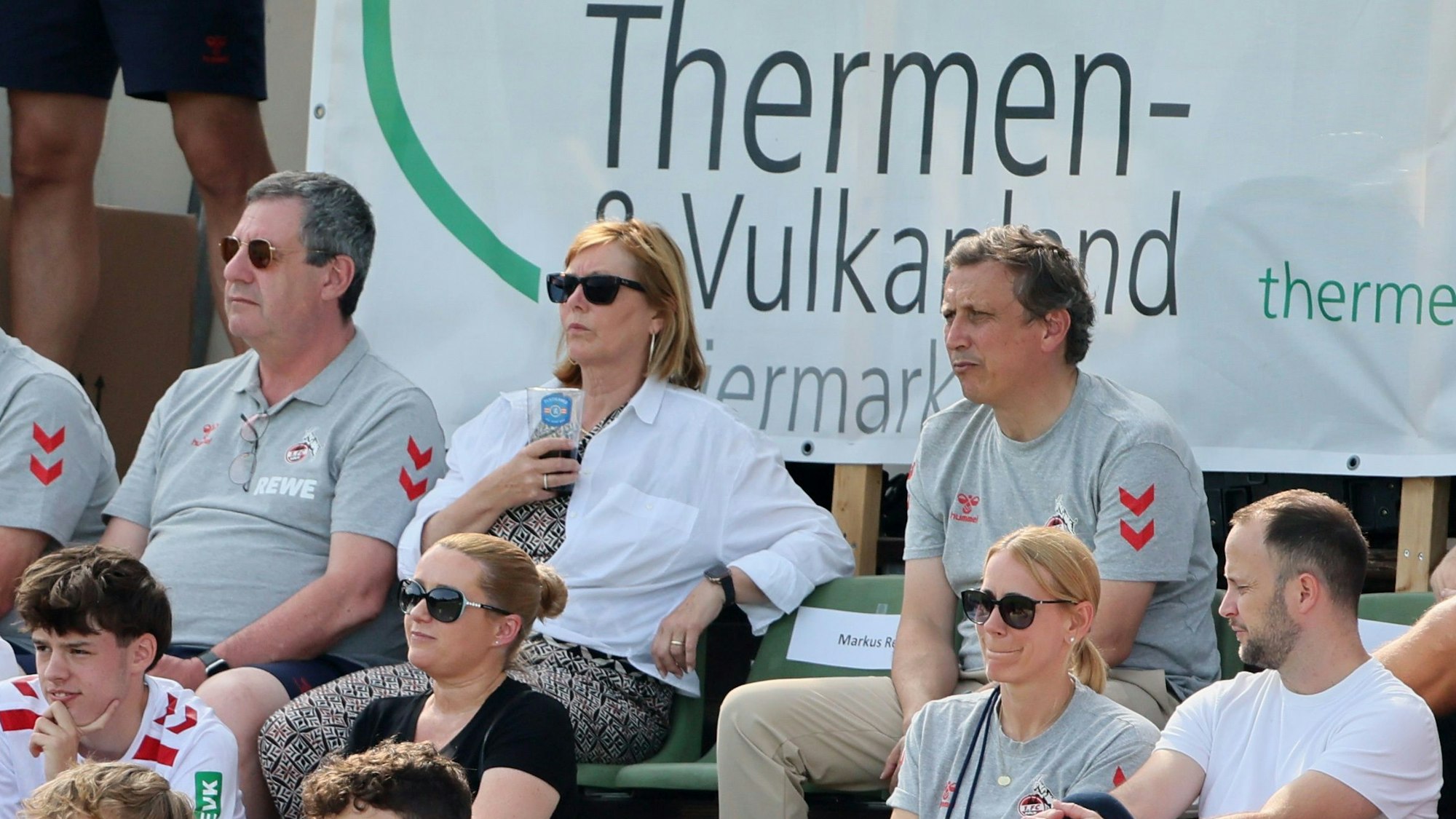 Lionel Souque (r.), Vorsitzender der Rewe-Group und des FC-Aufsichtsrats, und FC-Präsident Werner Wolf, verfolgen als Zuschauer das Testspiel in Bad Waltersdorf gegen Swansea City.