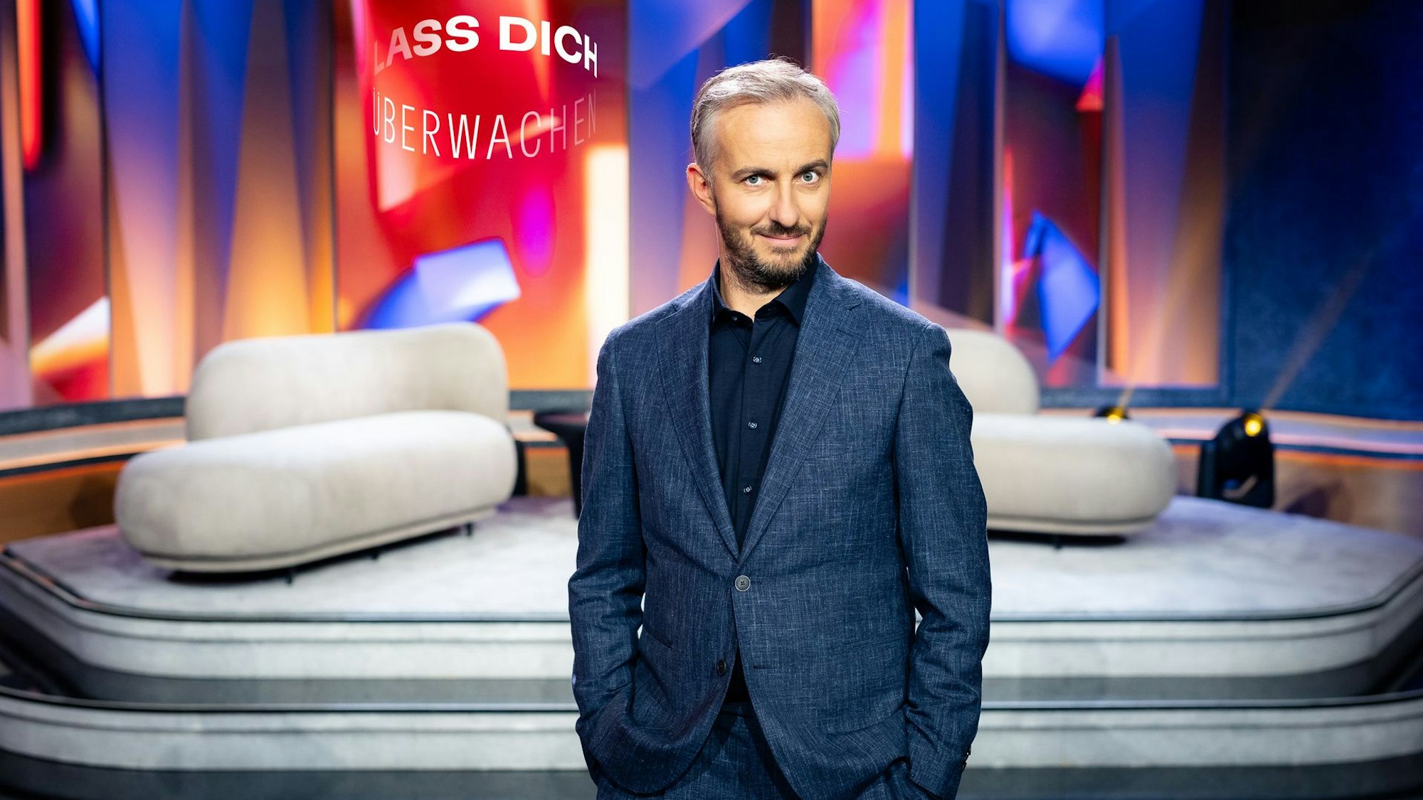 Moderator Jan Böhmermann in seiner ZDF Primetime Sendung „Lass dich überwachen“.