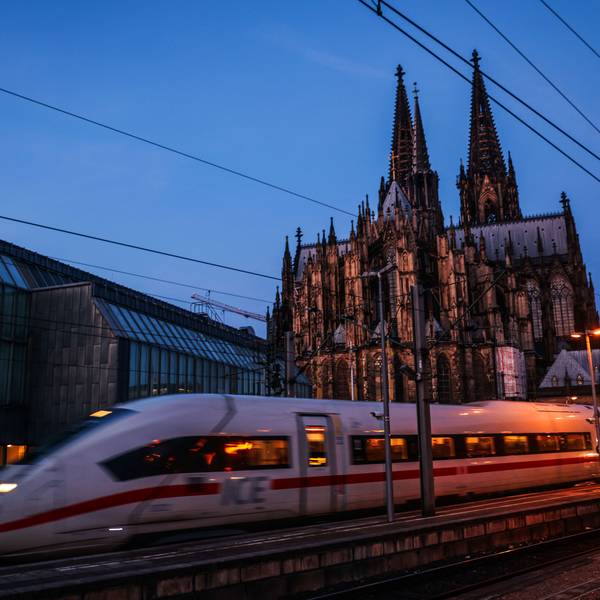 Ein ICE fährt vor dem Kölner Dom aus dem Hauptbahnhof. Die Lokführergewerkschaft GDL hat ihren mehrtägigen Streik im Personenverkehr der Deutschen Bahn vorzeitig beendet. Ab Betriebsstart will die Bahn nun wieder den normalen Fahrplan anwenden. +++ dpa-Bildfunk +++