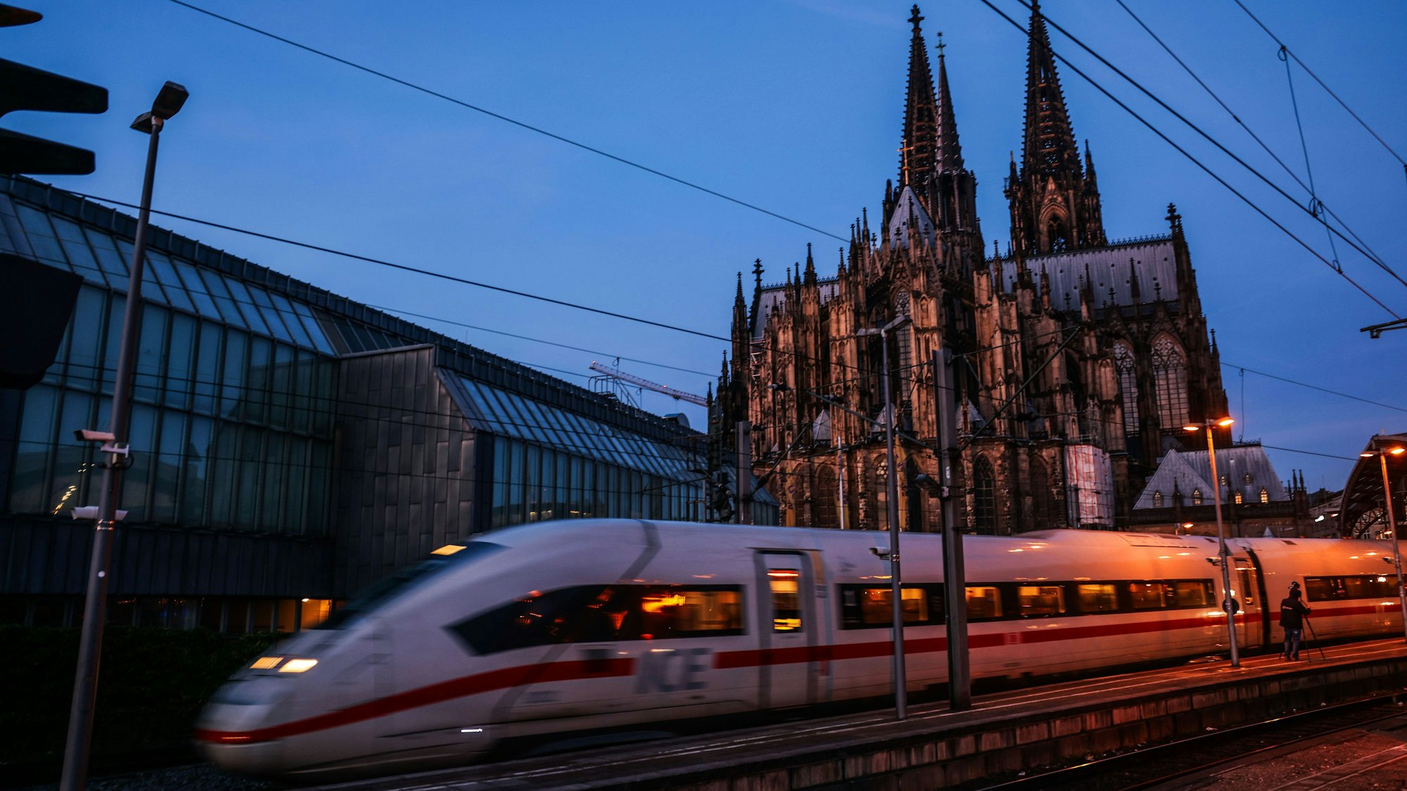 Ein ICE fährt vor dem Kölner Dom aus dem Hauptbahnhof. Die Lokführergewerkschaft GDL hat ihren mehrtägigen Streik im Personenverkehr der Deutschen Bahn vorzeitig beendet. Ab Betriebsstart will die Bahn nun wieder den normalen Fahrplan anwenden. +++ dpa-Bildfunk +++
