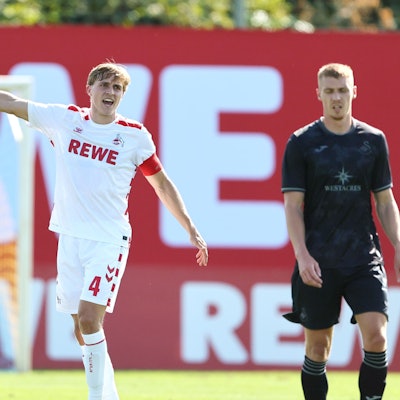 Auch im jüngsten Testspiel des 1. FC Köln in Bad Waltersdorf gegen Swansea City trug Timo Hübers die Spielführerbinde.