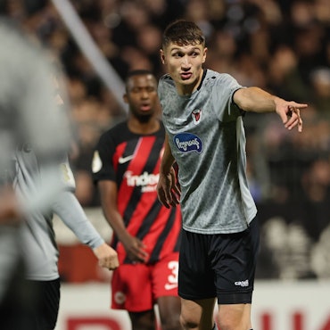 01.11.2023, Fussball DFB-Pokal 2. Runde, FC Viktoria Köln - Eintracht Frankfurt, despor, emonline, emspor, v.l., Christoph Greger FC Viktoria Köln gibt Anweisungen, gestikuliert, mit den Armen gestikulieren gives instructions, gesticulate DFL/DFB REGULATIONS PROHIBIT ANY USE OF PHOTOGRAPHS AS IMAGE SEQUENCES AND/OR QUASI-VIDEO. xdcx *** 01 11 2023, football DFB Pokal 2 round, FC Viktoria Köln Eintracht Frankfurt, despor, emonline, emspor, v l , Christoph Greger FC Viktoria Köln gives instructions, gestures, gesticulate with arms gives instructions, gesticulate DFL DFB REGULATIONS PROHIBIT ANY USE OF PHOTOGRAPHS AS IMAGE SEQUENCES AND OR QUASI VIDEO xdcx Copyright: HMBxMedia