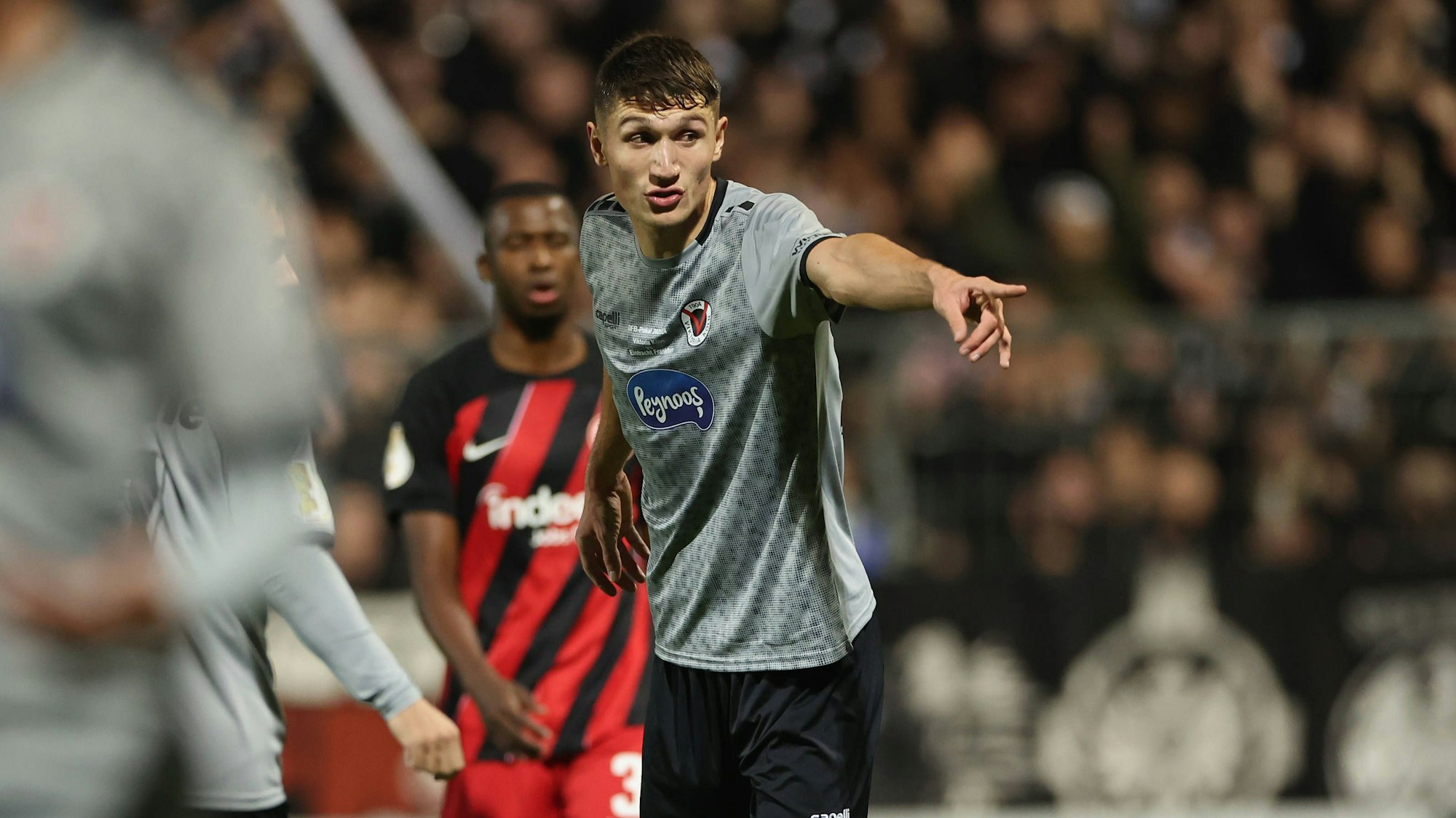 01.11.2023, Fussball DFB-Pokal 2. Runde, FC Viktoria Köln - Eintracht Frankfurt, despor, emonline, emspor, v.l., Christoph Greger FC Viktoria Köln gibt Anweisungen, gestikuliert, mit den Armen gestikulieren gives instructions, gesticulate DFL/DFB REGULATIONS PROHIBIT ANY USE OF PHOTOGRAPHS AS IMAGE SEQUENCES AND/OR QUASI-VIDEO. xdcx *** 01 11 2023, football DFB Pokal 2 round, FC Viktoria Köln Eintracht Frankfurt, despor, emonline, emspor, v l , Christoph Greger FC Viktoria Köln gives instructions, gestures, gesticulate with arms gives instructions, gesticulate DFL DFB REGULATIONS PROHIBIT ANY USE OF PHOTOGRAPHS AS IMAGE SEQUENCES AND OR QUASI VIDEO xdcx Copyright: HMBxMedia