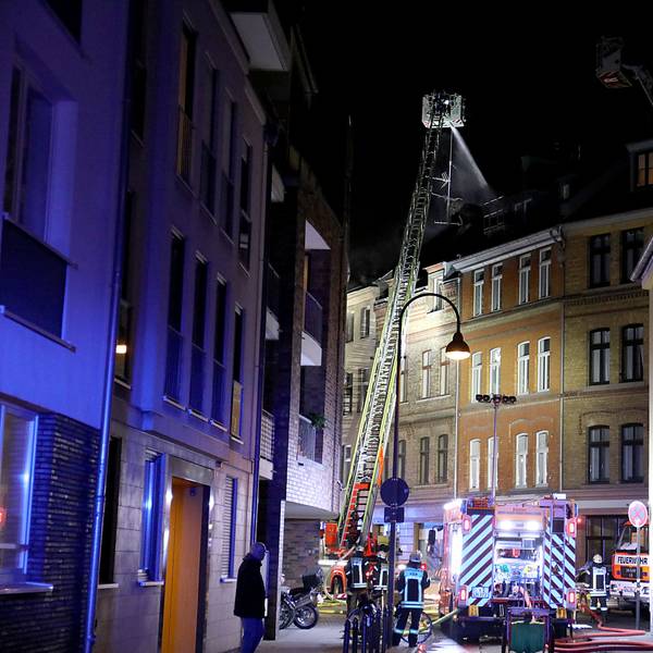 Köln: Feuerwehrleute löschen eine Wohnungsbrand in der Südstadt. Bei dem Brand sind zwei Menschen ums Leben gekommen.