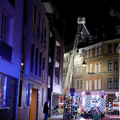 Köln: Feuerwehrleute löschen eine Wohnungsbrand in der Südstadt. Bei dem Brand sind zwei Menschen ums Leben gekommen.