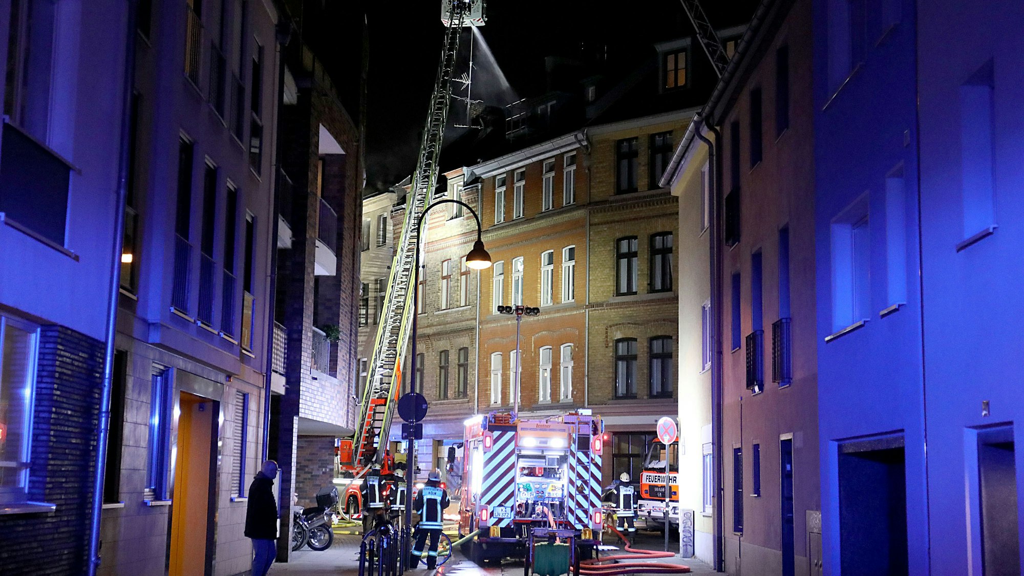 Köln: Feuerwehrleute löschen eine Wohnungsbrand in der Südstadt. Bei dem Brand sind zwei Menschen ums Leben gekommen.