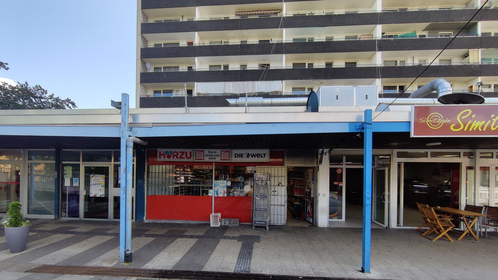 Der „Kaya Süssland Shop“ liegt mitten in der Finkenberger Hochhaussiedlung.