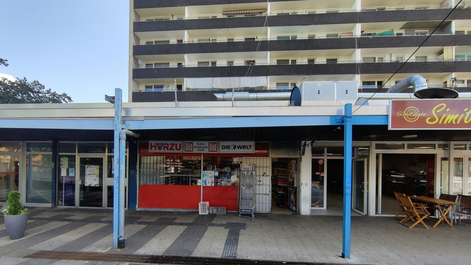 Der „Kaya Süssland Shop“ liegt mitten in der Finkenberger Hochhaussiedlung.