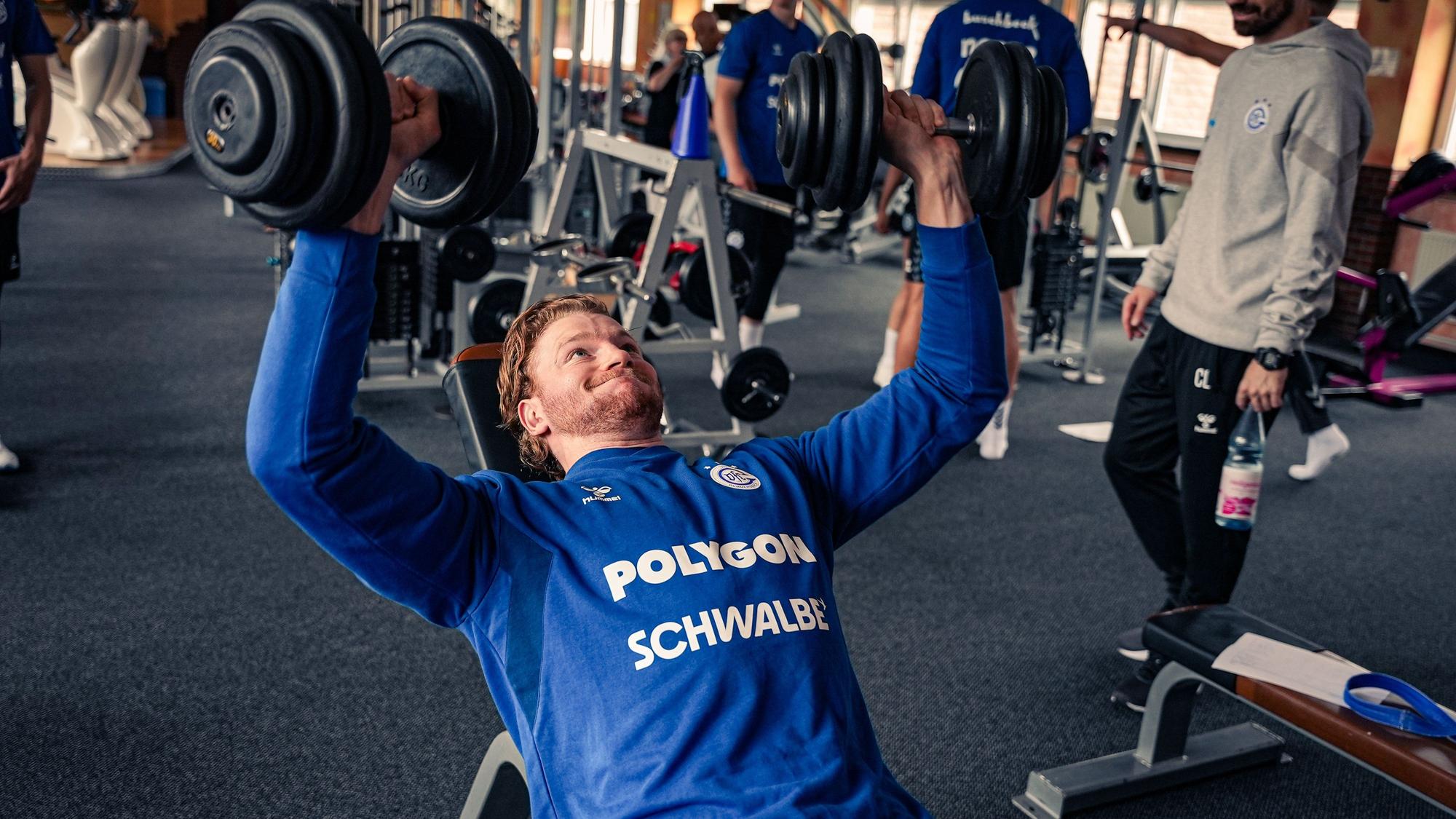 Tom Kiesler beim Gewichte stemmen in einem Fitnessstudio.